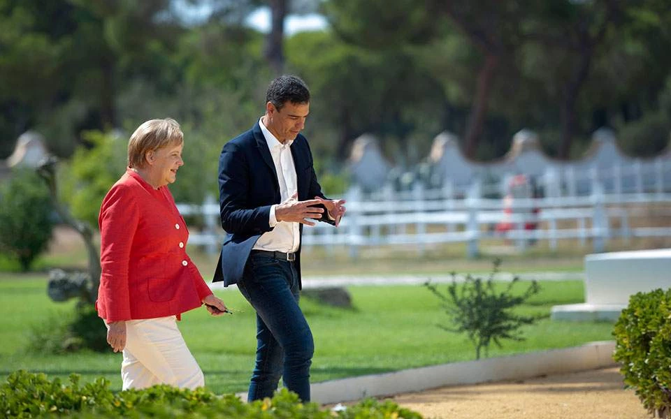 Σε κοινή γραμμή Μέρκελ – Σάντσεθ για το προσφυγικό